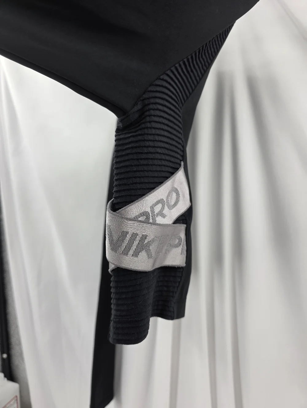 Nike Pro Aeroadapt CROPPED Long Sleeve‎ Stretch BV4134-010 Black Womens Medium.